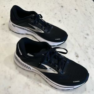 ❤️NWOT Brooks Adrenaline GTS 22❤️